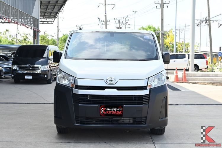 Toyota Hiace 2022 2.8 economy Van ดีเซล ไม่ติดแก๊ส เกียร์ธรรมดา ขาว รูปที่ 2