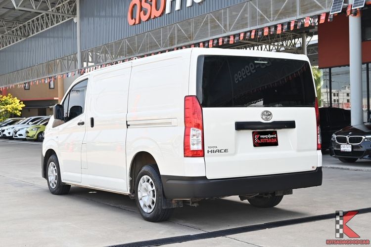 Toyota Hiace 2022 2.8 economy Van ดีเซล ไม่ติดแก๊ส เกียร์ธรรมดา ขาว รูปที่ 3