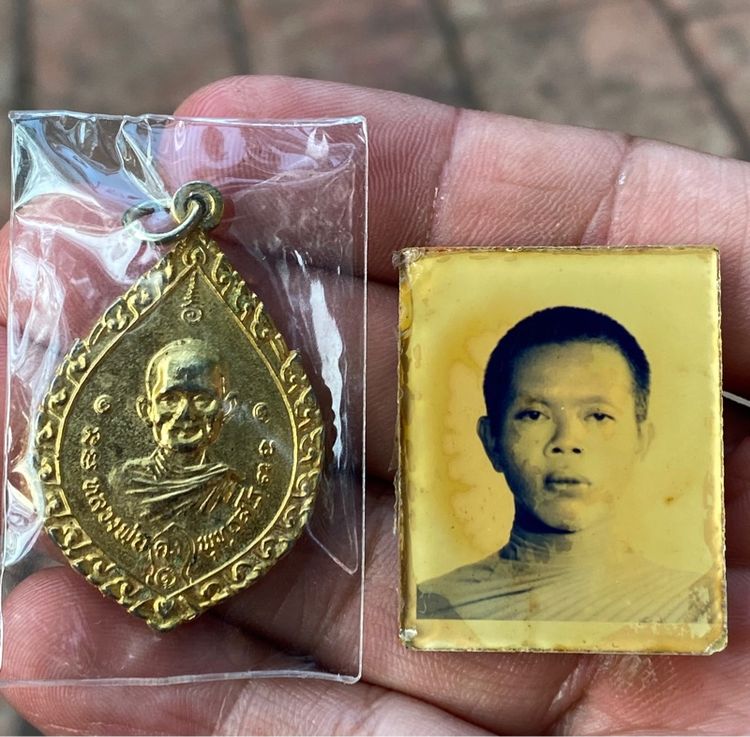 เหรียญหลวงพ่อคง ปี 2517 กับ ภาพถ่ายกรอบอัดกระจกหลวงพ่อคูณ( รับทั้งหมด2 องค์)