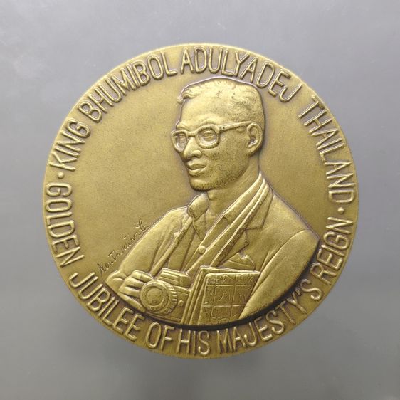เหรียญที่ระลึกสดุดีพระเกียรติคุณ พระบาทสมเด็จพระเจ้าอยู่หัว แอกริโคลา FAO พ.ศ.2539 เนื้อโลหะบรอนซ์ ขนาด 5 ซม. พร้อมซองหนัง ใบเซอร์ รูปที่ 2