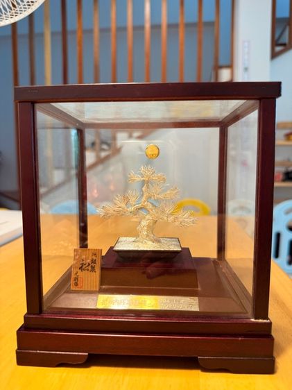 ขาย งานศิลป์ญี่ปุ่นแท้ “ต้นสนบอนไซเงินแท้ (純銀)” ลายเซ็นช่าง 光則 พร้อมตู้โชว์เดิม รูปที่ 2