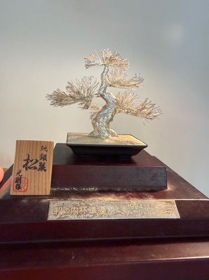ขาย งานศิลป์ญี่ปุ่นแท้ “ต้นสนบอนไซเงินแท้ (純銀)” ลายเซ็นช่าง 光則 พร้อมตู้โชว์เดิม รูปที่ 5