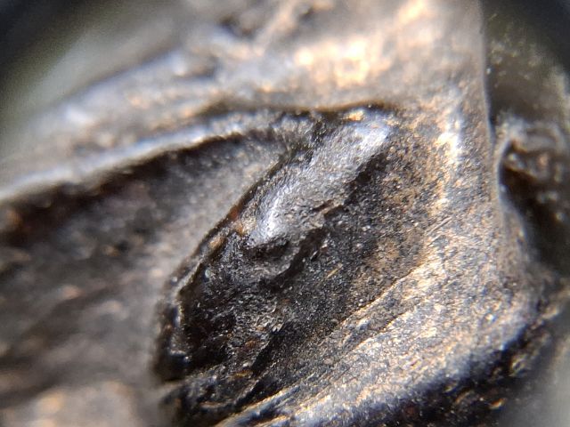 จุ่มรักปิดทองเนื้อผงคลุกรักเก่า เห็นเศษทองเก่ากระจายตามซอกพระ ไม่ทราบที่ รูปที่ 4