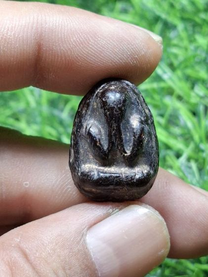 จุ่มรักปิดทองเนื้อผงคลุกรักเก่า เห็นเศษทองเก่ากระจายตามซอกพระ ไม่ทราบที่