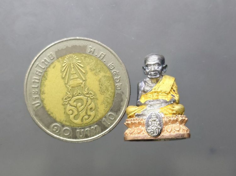 สมเด็จหลวงพ่อทวด วัดช้างให้ ลอยองค์ ม.ว.ก. เนื้อเงินสามกษัตริย์ ที่ระลึกเฉลิมพระเกียรติ 50 พรรษา พระบรมโอรสาธิราชๆ พุทธาภิเษก ณ วัดพระศรีๆ 2 รูปที่ 8
