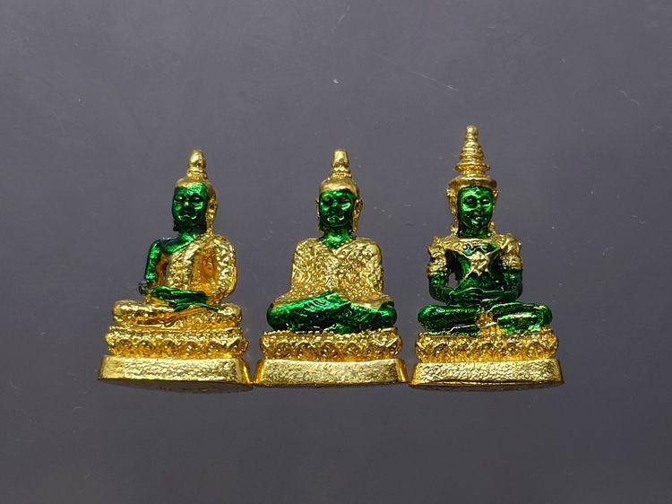 พระพุทธมหามณีรัตนปฏิมากร เนื้อเงินกาหลั่ยทอง ลงยาเขียว ขนาดสูง 1.8 ซม.พิธีมหาพุทธาภิเษก ณ พระอุโบสถวัดพระศรีรัตนศาสดาราม พ.ศ2538 พร้อมตลับ รูปที่ 3