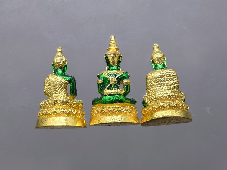 พระพุทธมหามณีรัตนปฏิมากร เนื้อเงินกาหลั่ยทอง ลงยาเขียว ขนาดสูง 1.8 ซม.พิธีมหาพุทธาภิเษก ณ พระอุโบสถวัดพระศรีรัตนศาสดาราม พ.ศ2538 พร้อมตลับ รูปที่ 4