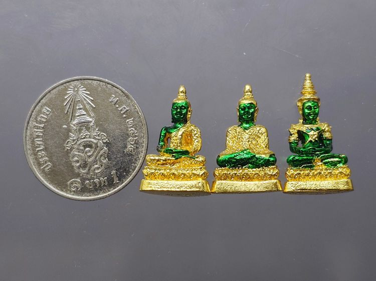 พระพุทธมหามณีรัตนปฏิมากร เนื้อเงินกาหลั่ยทอง ลงยาเขียว ขนาดสูง 1.8 ซม.พิธีมหาพุทธาภิเษก ณ พระอุโบสถวัดพระศรีรัตนศาสดาราม พ.ศ2538 พร้อมตลับ รูปที่ 7