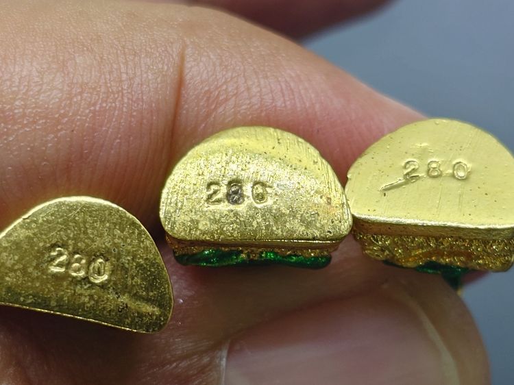 พระพุทธมหามณีรัตนปฏิมากร เนื้อเงินกาหลั่ยทอง ลงยาเขียว ขนาดสูง 1.8 ซม.พิธีมหาพุทธาภิเษก ณ พระอุโบสถวัดพระศรีรัตนศาสดาราม พ.ศ2538 พร้อมตลับ รูปที่ 5