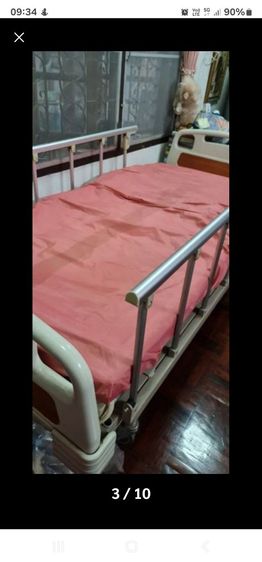 เตียงไม้เก่าอย่างดีขนาดหกฟุต