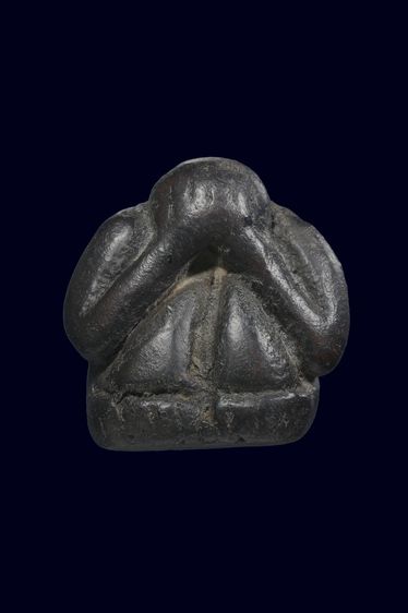 หลวงพ่อแก้วปิดตาเนื้อผงพิมพ์ปั้นนั่งยอง