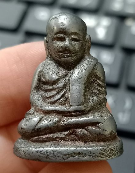 หลวงพ่อเงินพิมพ์นิยมเนื้อเงินยวง