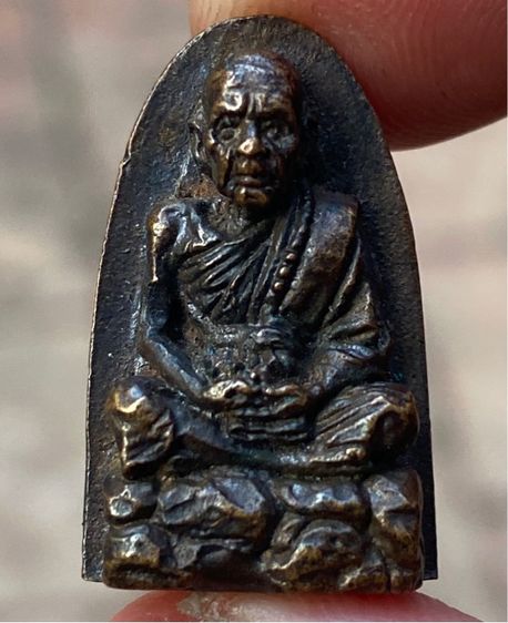 รูปหล่อเตารีด หลวงปู่หมุน วัดบ้านจาน เนื้อโลหะผสม หลังยันต์ ๑๐๕ปี ใต้ฐานตอกโค้ตเลขไทย ๘๐๐