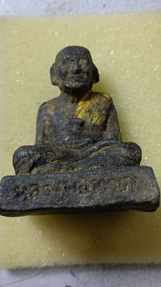 หลวงปู่ทวดเนื้อไม้ เก่า ตามภาพ