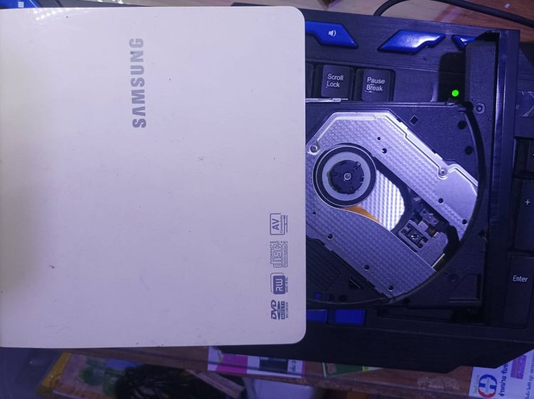 Portable DVD Writer ดีวีดีต่อภายนอก SAMSUNG se208 อ่านได้เขียนได้สภาพดีพร้อมสายยูเอสบีใช้งานได้เลย ขาย 159 บาท 