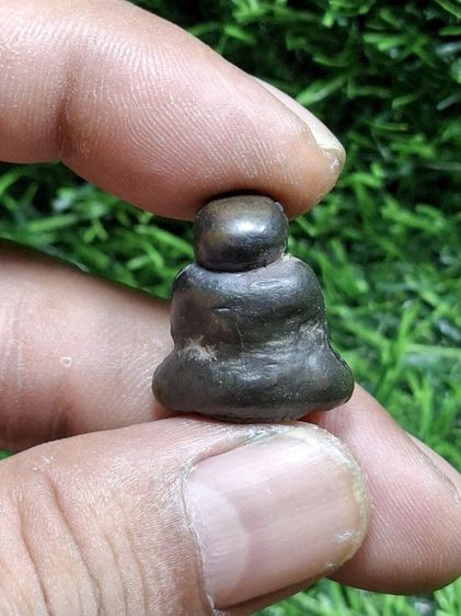 สัมฤทธิ์หล่อเก่ามีคราบดินเบ้าติดในซอกพระ ด้านข้างมีรอยตะไบเก่า รูปที่ 2