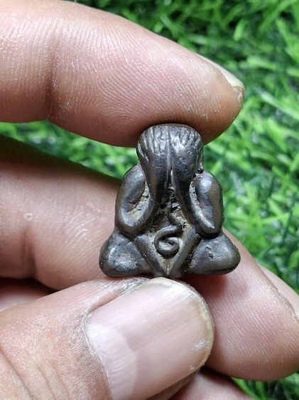 สัมฤทธิ์หล่อเก่ามีคราบดินเบ้าติดในซอกพระ ด้านข้างมีรอยตะไบเก่า