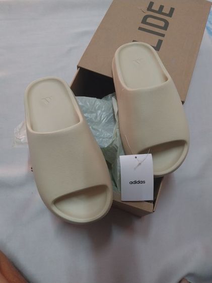 เนื้อ อื่นๆ UK 8 | EU 42 | US 8.5 ขายรองเท้าแตะ adidas พร้อมกล่องใหม่ๆสีbone