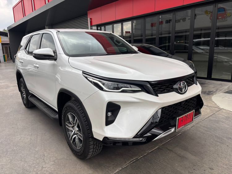 รถ Toyota Fortuner 2.4 Leader G สี ขาว
