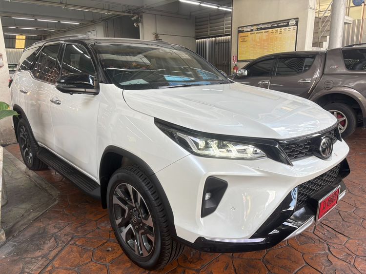 รถ Toyota Fortuner 2.4 Legender สี ขาว