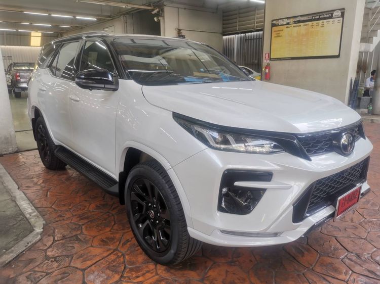 รถ Toyota Fortuner 2.8 GR Sport 4WD สี ขาว