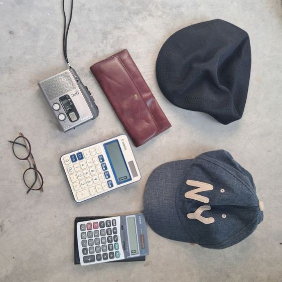 แว่น Orgreen Denmark , วิทยุSony, กระเป๋าสตางค์ Aigner, หมวก basiquenti Kangol, เครื่องคิดเลข canon casio