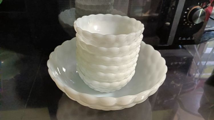 ชามถ้วยนมวินเทจ Anchor Hocking Bubble Milk Glass ผลิตขึ้นในช่วงปี 1930-1960 สภาพดีไม่บิ่นไม่ร้าว เก่าเก็บขนาด 4" นิ้ว จำนวน 6 ใบ ขนาด 8" นิ้ว จำนวน 1 ใบ