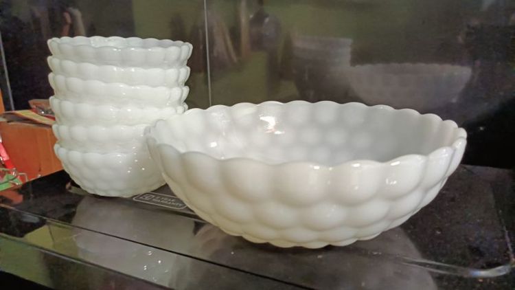 ชามถ้วยนมวินเทจ Anchor Hocking Bubble Milk Glass ผลิตขึ้นในช่วงปี 1930-1960 สภาพดีไม่บิ่นไม่ร้าว เก่าเก็บขนาด 4" นิ้ว จำนวน 6 ใบ ขนาด 8" นิ้ว จำนวน 1 ใบ  รูปที่ 4