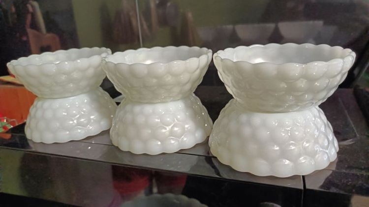 ชามถ้วยนมวินเทจ Anchor Hocking Bubble Milk Glass ผลิตขึ้นในช่วงปี 1930-1960 สภาพดีไม่บิ่นไม่ร้าว เก่าเก็บขนาด 4" นิ้ว จำนวน 6 ใบ ขนาด 8" นิ้ว จำนวน 1 ใบ  รูปที่ 5