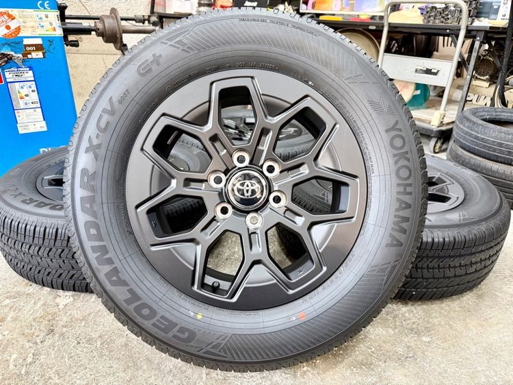 ล้อแม็ก TOYOTA TRAVO ขอบ 18”  ยาง YOKOHAMA 265-60R18 ปี 26 ตุ่มหน้ายางยังอยู่