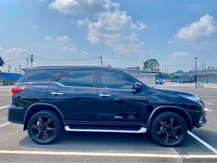 รถ Toyota Fortuner 2.8 TRD Sportivo 4WD สี ดำ