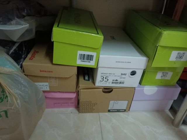 เสื้อผ้า กางเกง กระเป๋า รองเท้า ชุดออกกำลังกาย เน้นแถมเพราะย้ายหอค่ะ