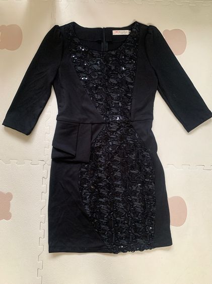 ชุดเดรสสีดำแต่งลูกไม้