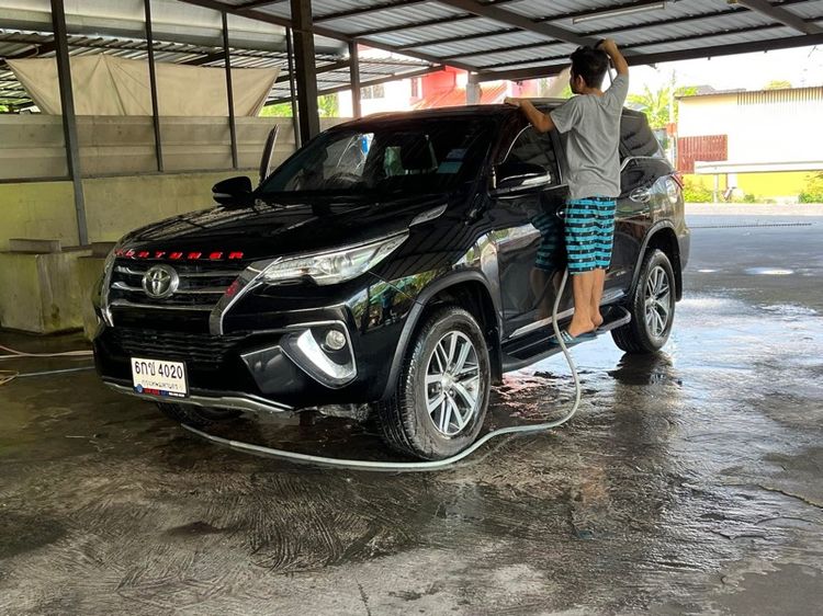 รถ Toyota Fortuner 2.4 V สี ดำ