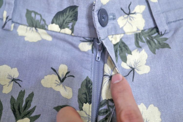 กางเกงขาสั้น Uniqlo พื้นสีออกเทา ลายดอก (M 34) รูปที่ 2
