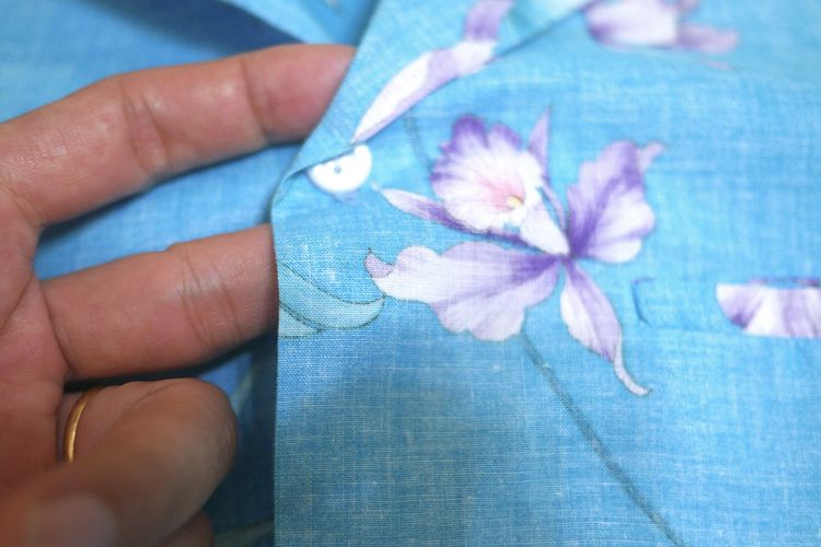 เสื้อฮาวาย Vintage made in Hawaii สีฟ้า ลายดอกไม้ ผ้ากลับตะเข็บ (S 38) รูปที่ 6