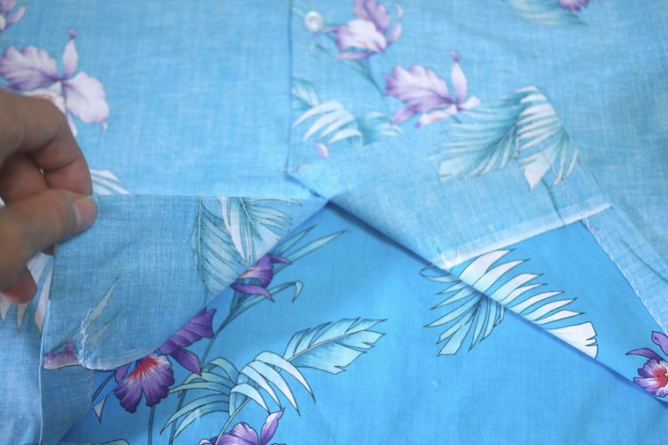 เสื้อฮาวาย Vintage made in Hawaii สีฟ้า ลายดอกไม้ ผ้ากลับตะเข็บ (S 38) รูปที่ 7