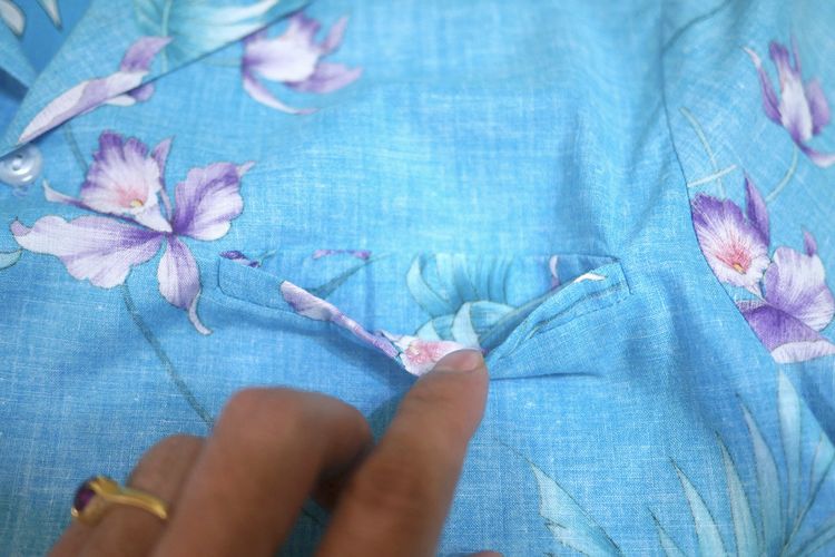 เสื้อฮาวาย Vintage made in Hawaii สีฟ้า ลายดอกไม้ ผ้ากลับตะเข็บ (S 38) รูปที่ 8