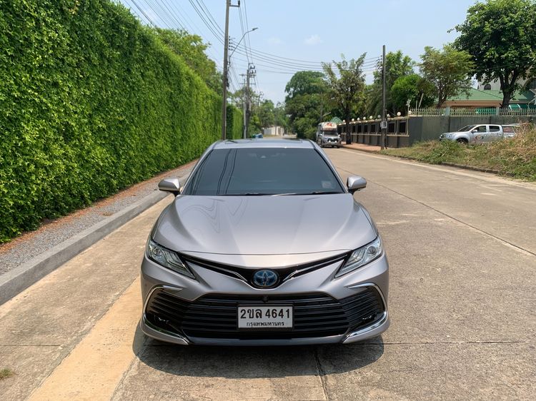 Toyota Camry 2022 2.5 HEV Premium Luxury Sedan เบนซิน ไม่ติดแก๊ส เกียร์อัตโนมัติ เทา รูปที่ 2
