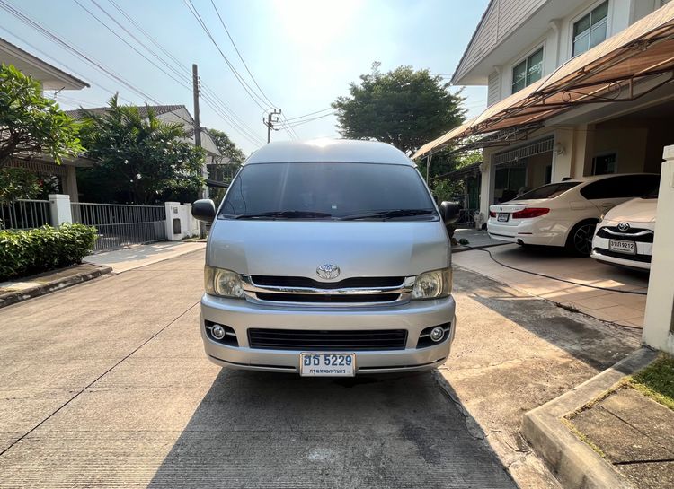 รถ Toyota Commuter 2.5 สี บรอนซ์เงิน