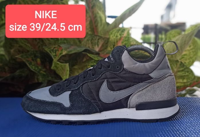 Nike Internationalist Mid
👉 size 39 24 5 cm 6.5us  490 บาท ปี2015
