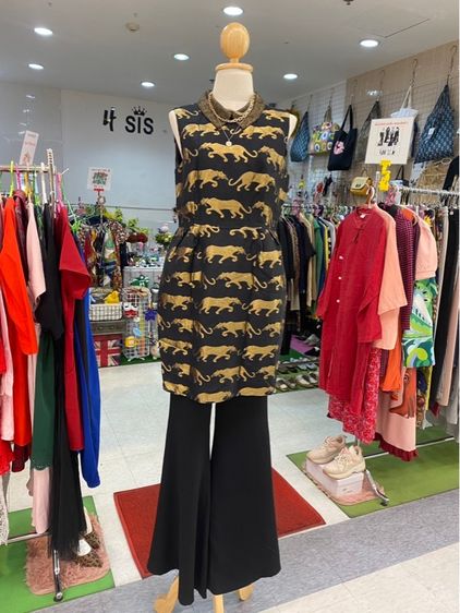 ชุดเดรสคลุมเข่า ลายเสื้อ จากัวร์ รูปที่ 3
