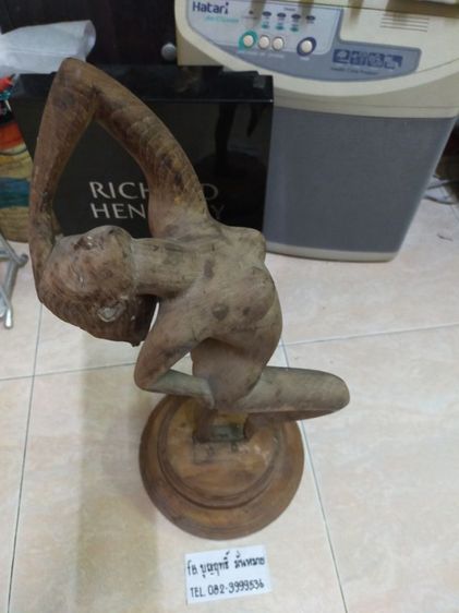 งานไม้ ผูหญิงเปลือย สภาพดี ไม่แตก ไม่หัก ขนาดตามรูปไม่รู้ไม่อ่ะไร 