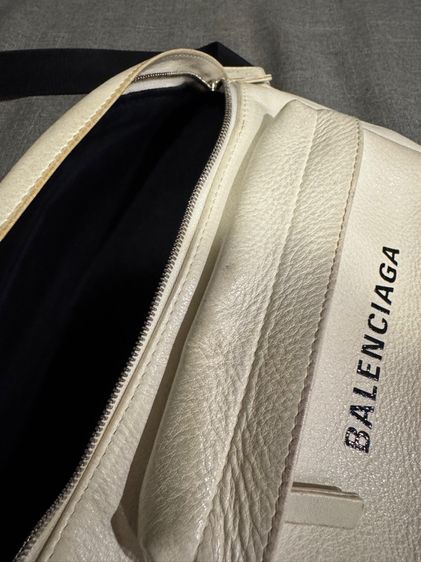 Balenciaga beltbag รูปที่ 10