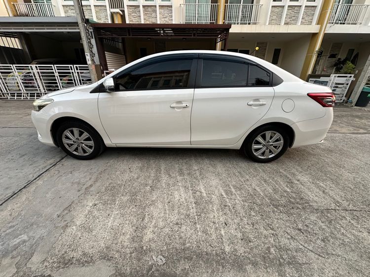 Toyota Vios 2015 1.5 E Sedan เบนซิน ไม่ติดแก๊ส เกียร์อัตโนมัติ ขาว รูปที่ 3