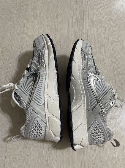 รองเท้าผ้าใบ เงิน Nike Vomero 5