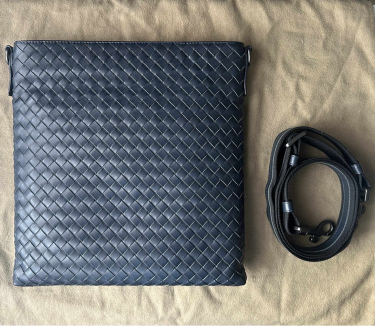 ชาย น้ำเงิน หนังแท้ Bottega Veneta Messenger Bag