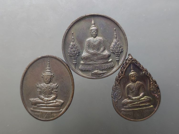 เหรียญพระแก้วมรกต ภปร รุ่นสอง ชุด 3 ฤดู เนื้อทองแดงรมดำ ฉลองกรุงรัตนโกสินทร์ 200 ปี พ.ศ.2525 พร้อมกล่องเดิม รูปที่ 2