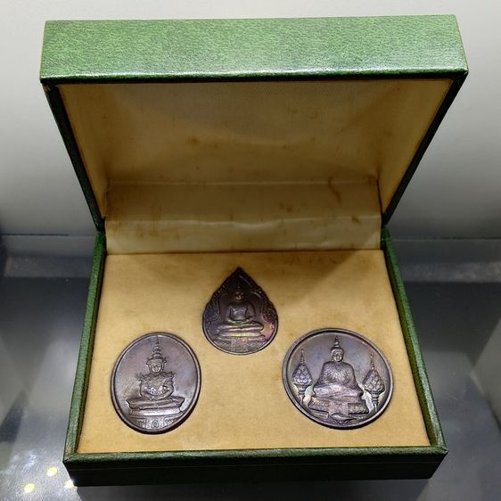 เหรียญพระแก้วมรกต ภปร รุ่นสอง ชุด 3 ฤดู เนื้อทองแดงรมดำ ฉลองกรุงรัตนโกสินทร์ 200 ปี พ.ศ.2525 พร้อมกล่องเดิม