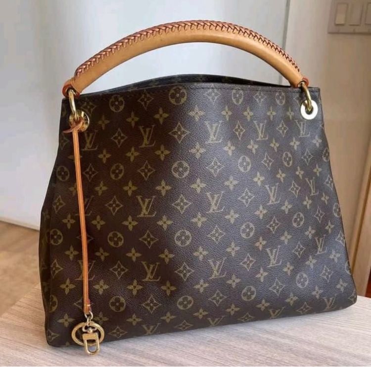 กระเป๋า LV Artsy MM 